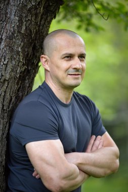 adam silah katlanmış poz ile 