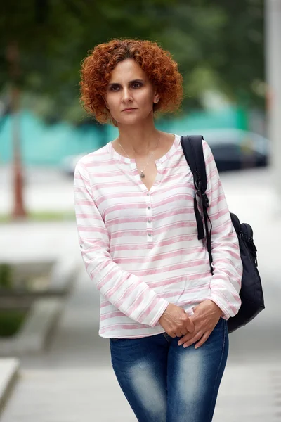 Mulher ruiva em ambiente urbano — Fotografia de Stock