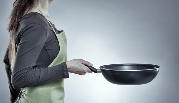 Mujer chef sosteniendo una sartén wok — Foto de Stock