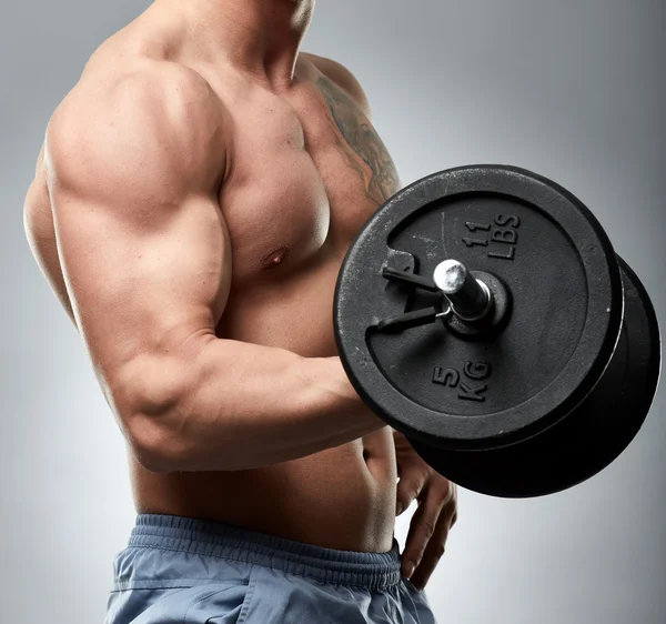 Idrottsman gör biceps curl — Stockfoto