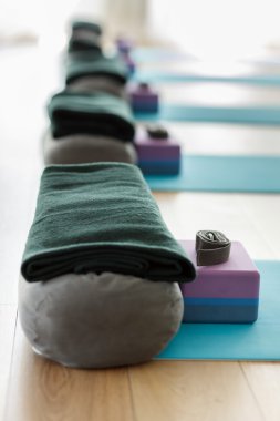Bir sınıfta Yoga ekipmanları