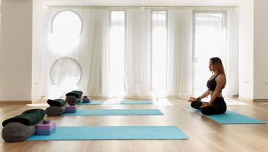 Kadın yoga eğitmeni asana içinde