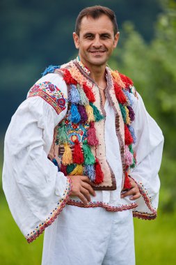 geleneksel Kostüm giymiş çiftçi