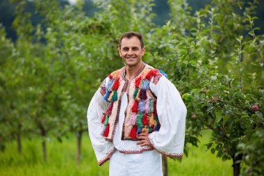 geleneksel Kostüm giymiş çiftçi