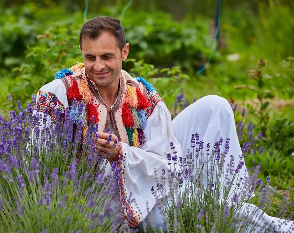Rumänischer Bauer in der Nähe seines Lavendelfeldes — Stockfoto