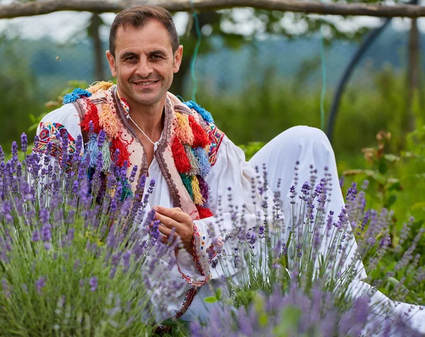 Roemeense boer in de buurt van zijn lavendel veld — Stockfoto