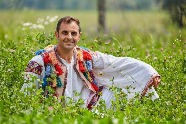 Agricultor em campo de luzerna — Fotografia de Stock