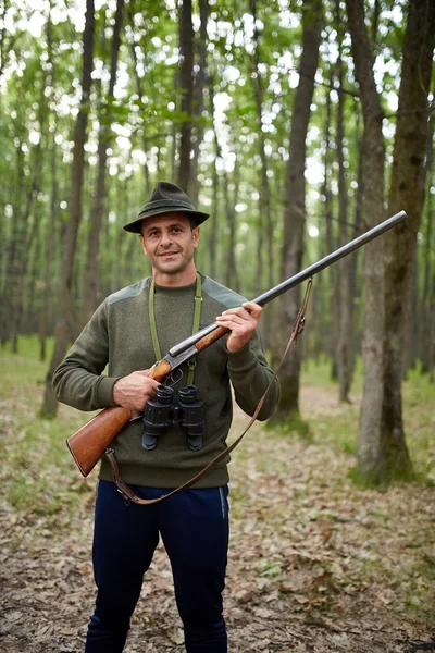 森の中の散弾銃でハンター — ストック写真