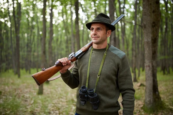 Cazador con escopeta en el bosque — Foto de Stock