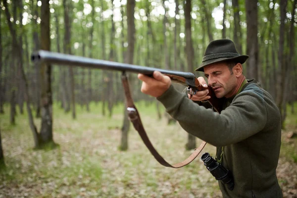 Hunter with shotgun in the forest — Stock Photo, Image