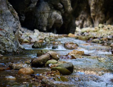 arasında bir geçit akan nehir