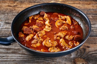 Tavuk göğsü ve chorizo sosis