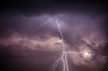  Bulutların arasında isabet şimşek