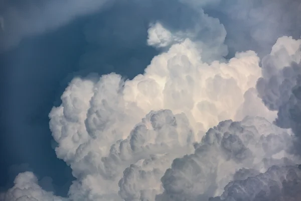 Cloudscape met cumulonimbus wolken — Stockfoto