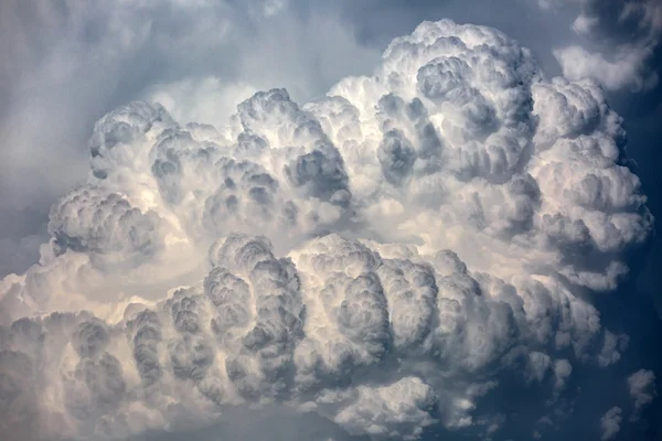 Cloudscape met cumulonimbus wolken — Stockfoto