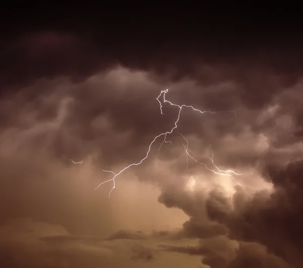 Bliksemschicht raken tussen de wolken — Stockfoto