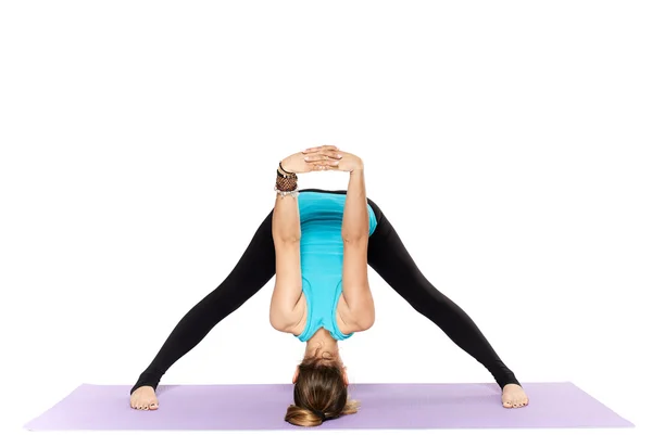 Yogalehrer praktiziert Yoga — Stockfoto