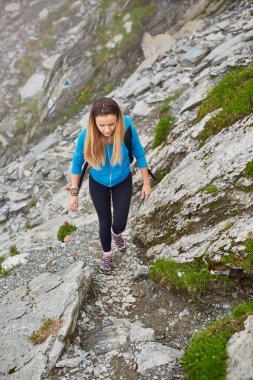 Bir iz üzerinde yürüyen kadın
