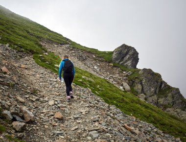 Bir iz üzerinde yürüyen kadın