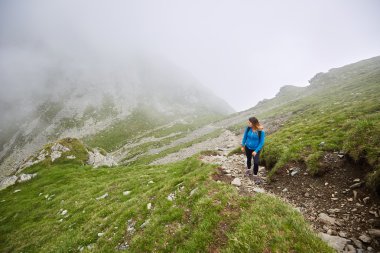  uzun yürüyüşe çıkan kimse ile yürüyen sırt çantası