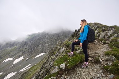 Bir iz üzerinde yürüyen kadın