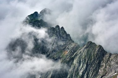 Misty rocky Dağları