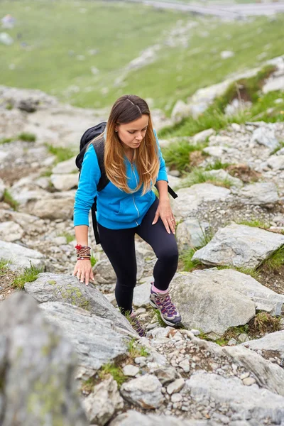 Wanderer mit Rucksack zu Fuß — Stockfoto