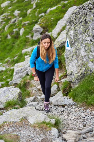 Hiker with backpack walking — Stock Photo, Image