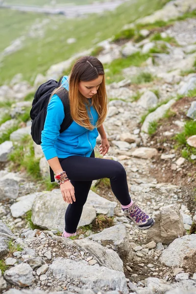 Woman walking on a trail — Stock Photo, Image