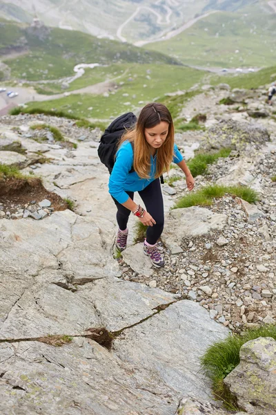 Caminhante com mochila andando — Fotografia de Stock