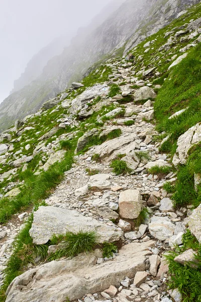 Berge durch Nebel und Wolken — Stockfoto