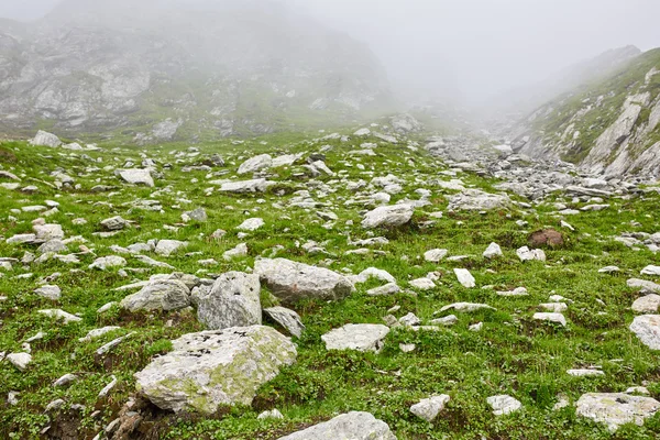 Bjerge gennem tåge og skyer - Stock-foto