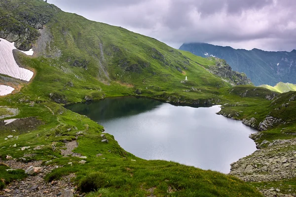 Lago Capra em romeno montanhas dos Cárpatos — Fotografia de Stock