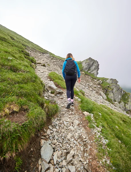 Mulher caminhando em um trilho — Fotografia de Stock