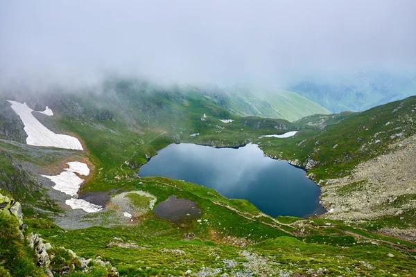 Lac Capra dans les montagnes des Carpates roumaines — Photo