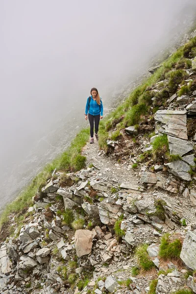 Mulher caminhando em um trilho — Fotografia de Stock