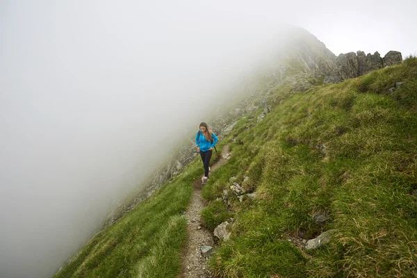 Woman walking on a trail — Stock Photo, Image