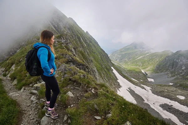 Woman walking on a trail — Stock Photo, Image