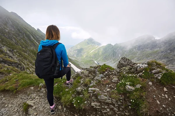 Escursionista in montagne rocciose — Foto Stock