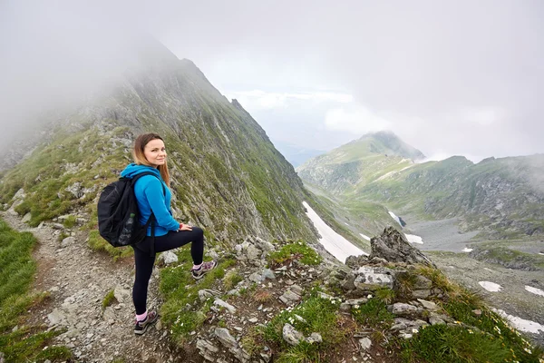 Wanderer in den felsigen Bergen — Stockfoto
