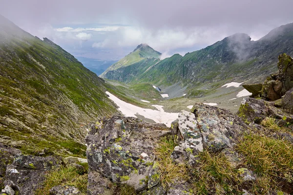 Misty klippiga bergen — Stockfoto