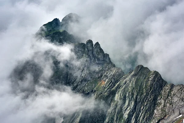 Misty rocky Dağları — Stok fotoğraf