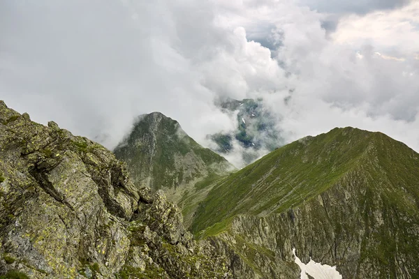 Neblige felsige Berge — Stockfoto