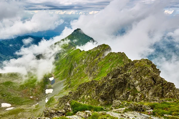 Misty klippiga bergen — Stockfoto