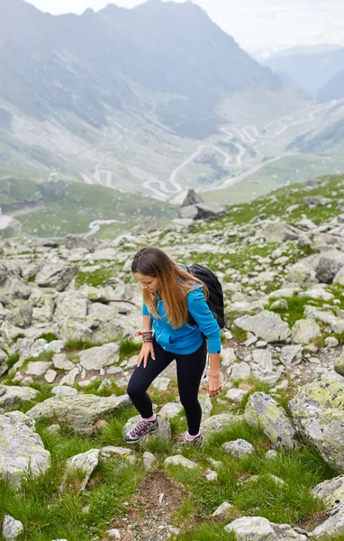 Mulher caminhando em um trilho Imagem De Stock