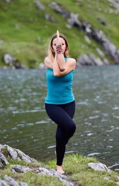 Giovane donna che pratica Yoga — Foto Stock