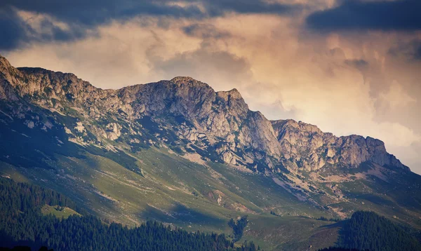 Bucegi 山在罗马尼亚3 d のシアン カメラ文字バーベル肩伸展運動。cre — 图库照片