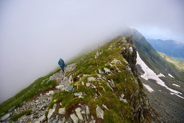 Wanderin auf einem Wanderweg — Stockfoto