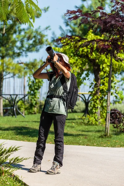 Naturfotografin mit ihrer Kamera — Stockfoto