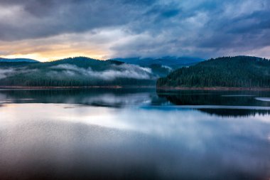 Lake Oasa gün batımında 